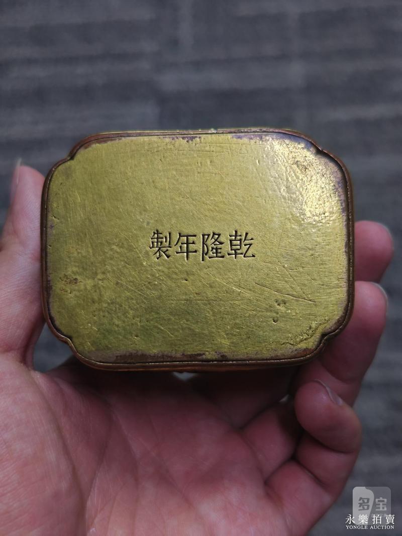 清乾隆 铜鎏金卷草纹四方倭角盖盒 - 图9